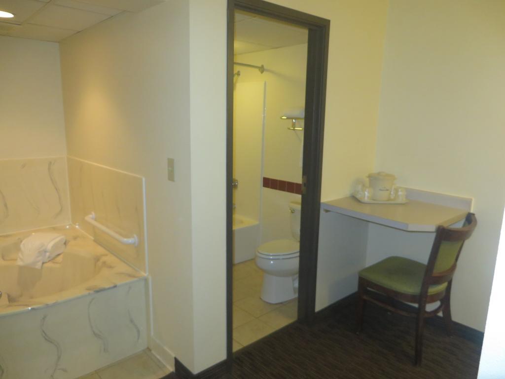Americinn By Wyndham Rice Lake Bagian luar foto